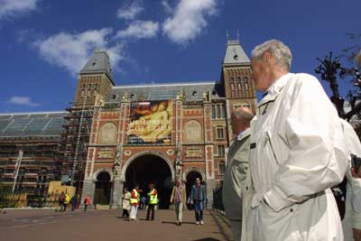 Foto van toerist voor Rijksmuseum | Archief EHF
