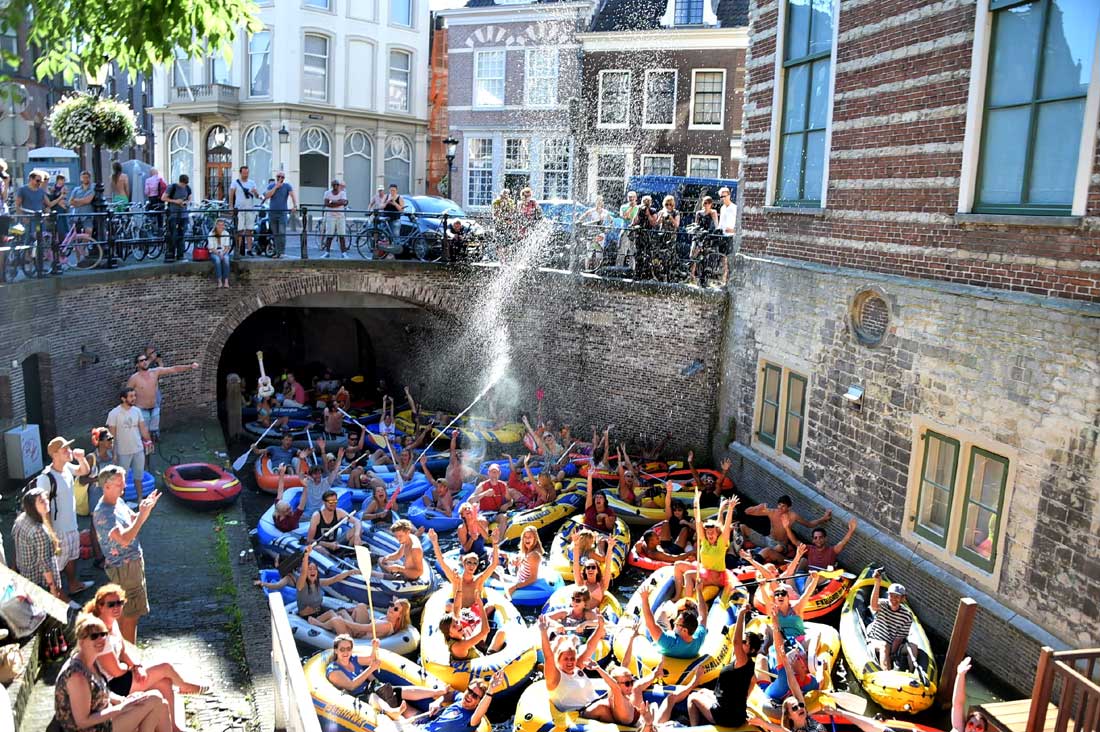Utrechtse grachten overbevolkt door rubberen bootjes