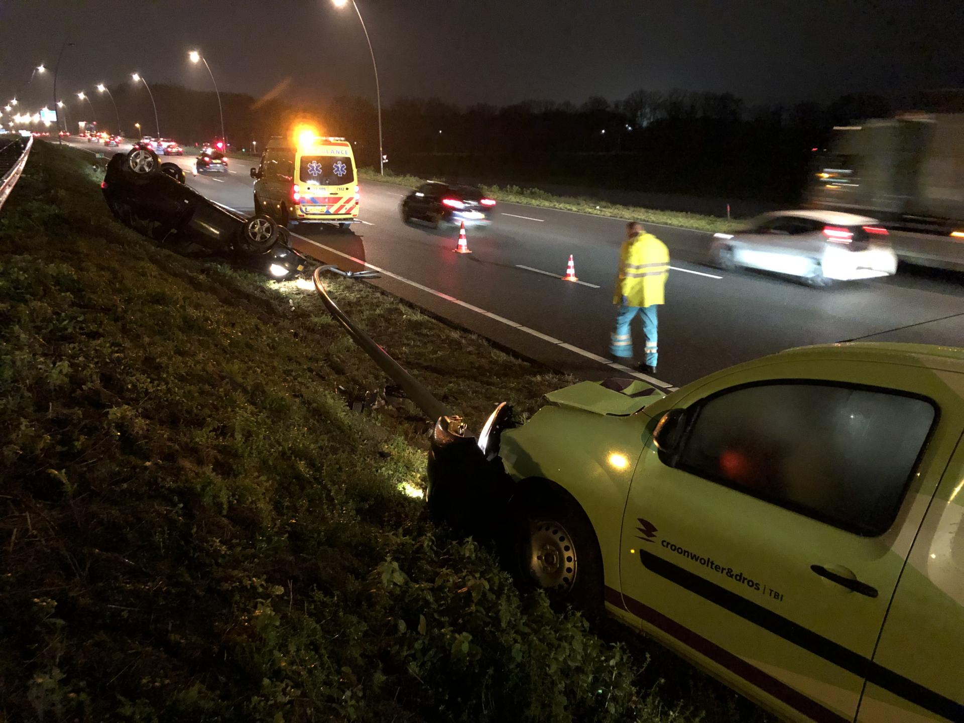  Auto op zijn kop bij ongeval op N2 bij Eindhoven