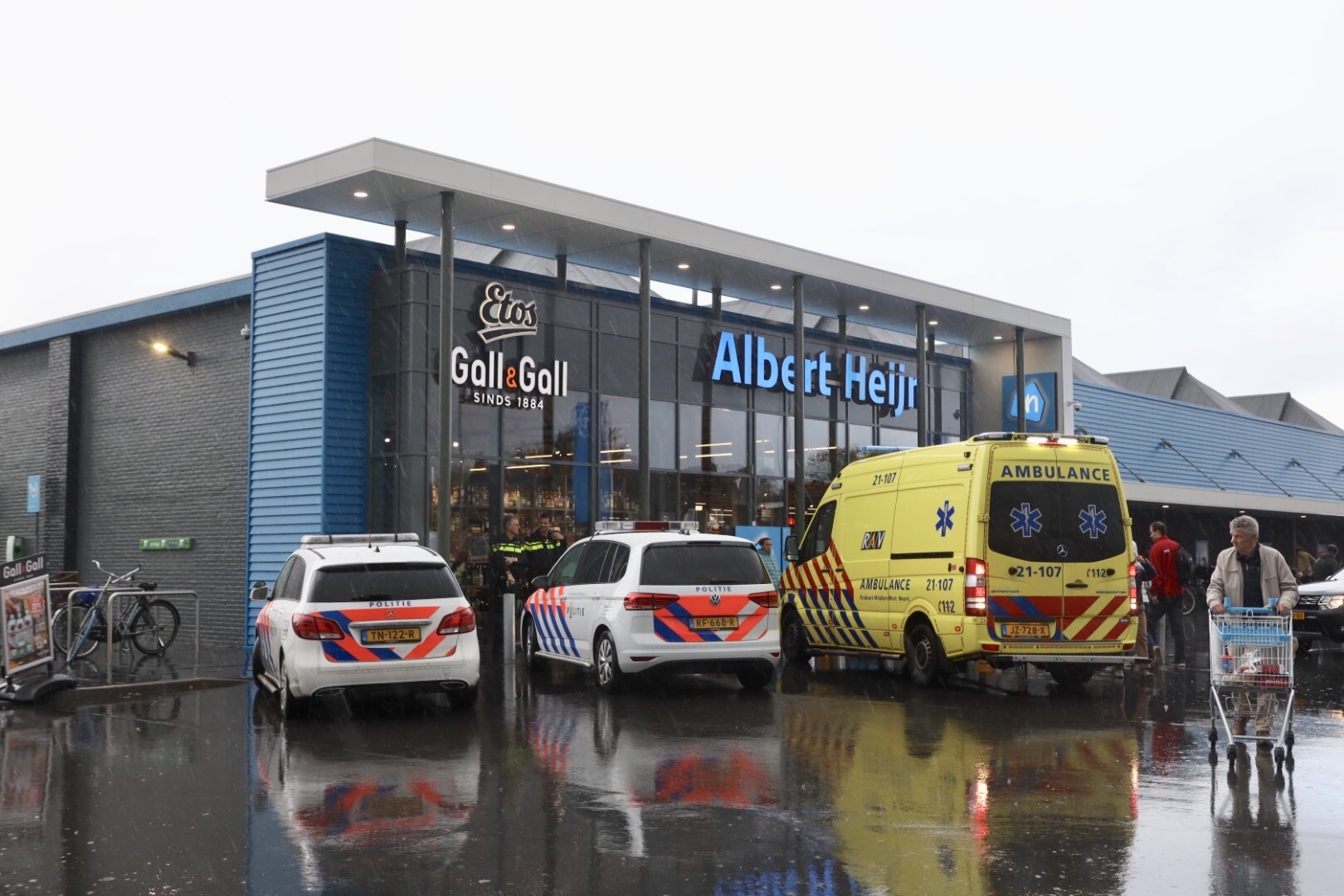 Politie en ambulance voor Albert Heijn