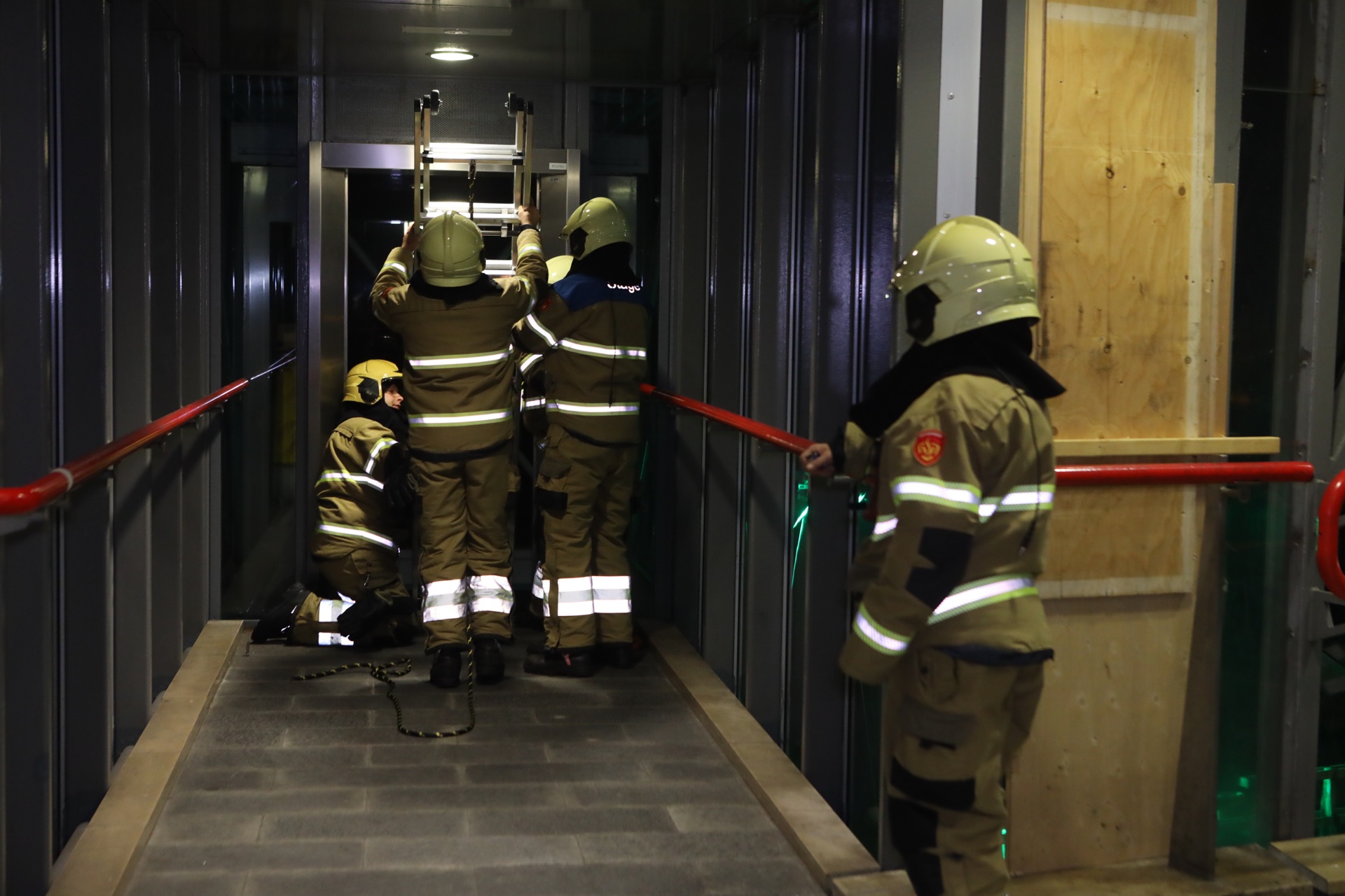 Brandweer helpt liftmonteur
