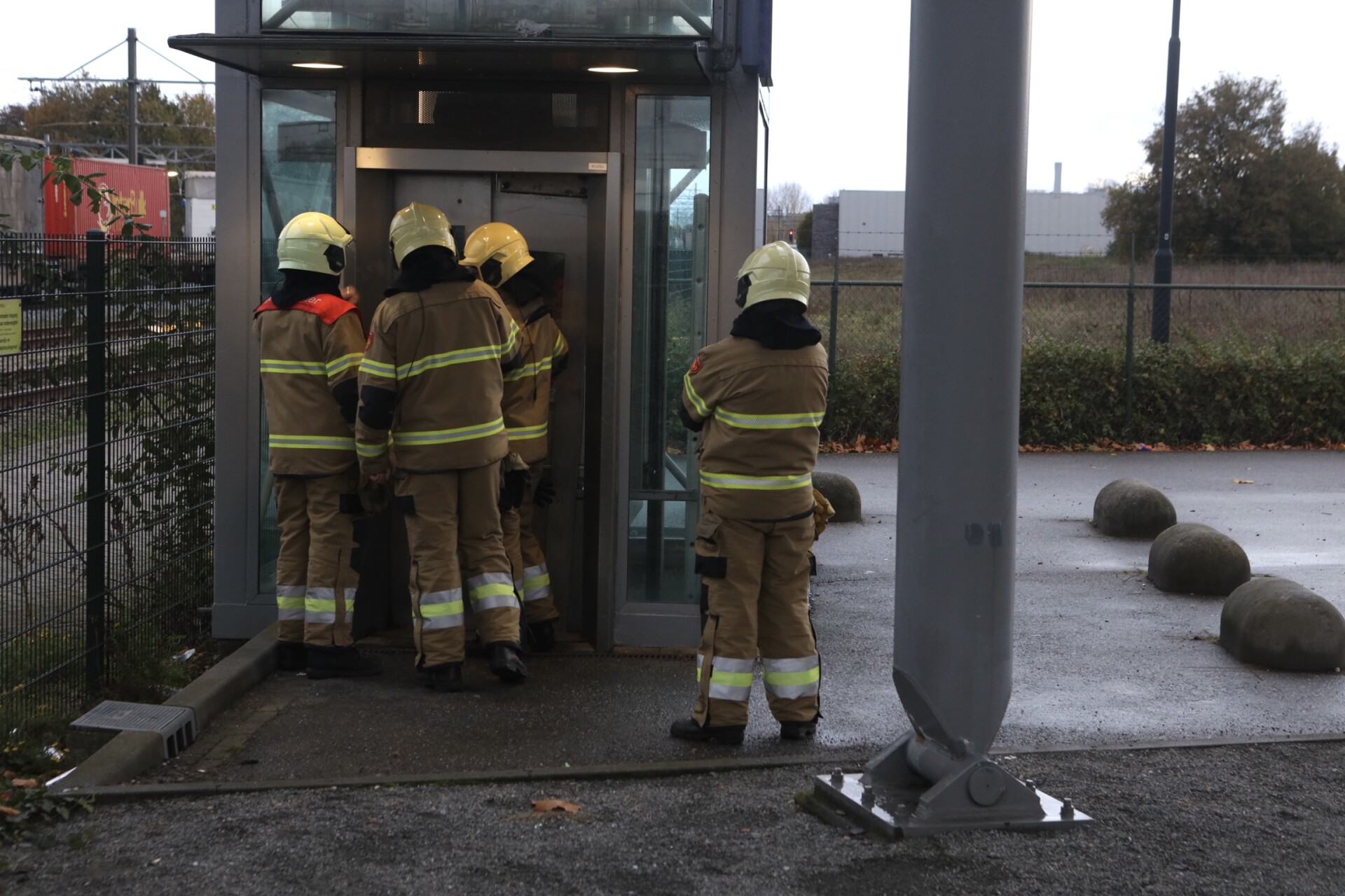 Brandweer probeert lift te openen