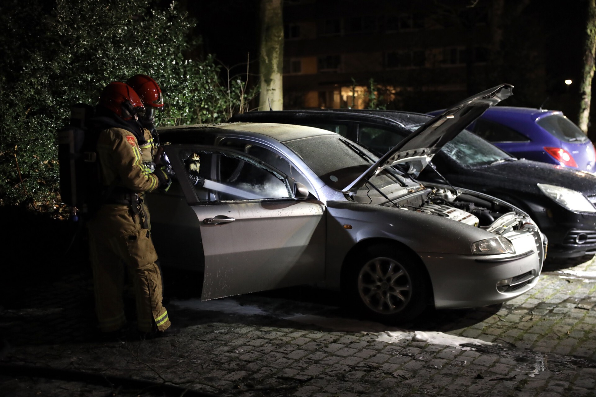 brandweer inspecteert auto