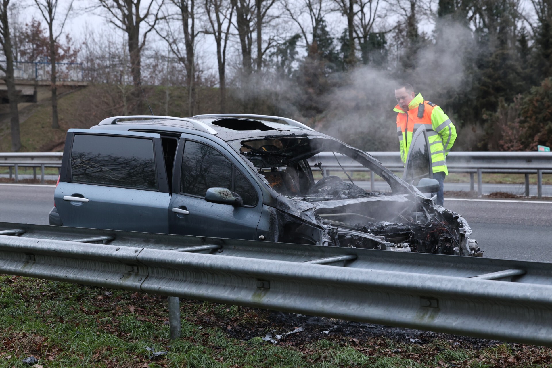 Weginspecteur bekijkt schade