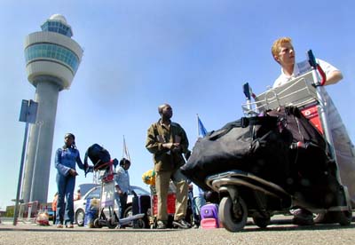 Foto van reizigers op luchthaven Schiphol | Archief EHF