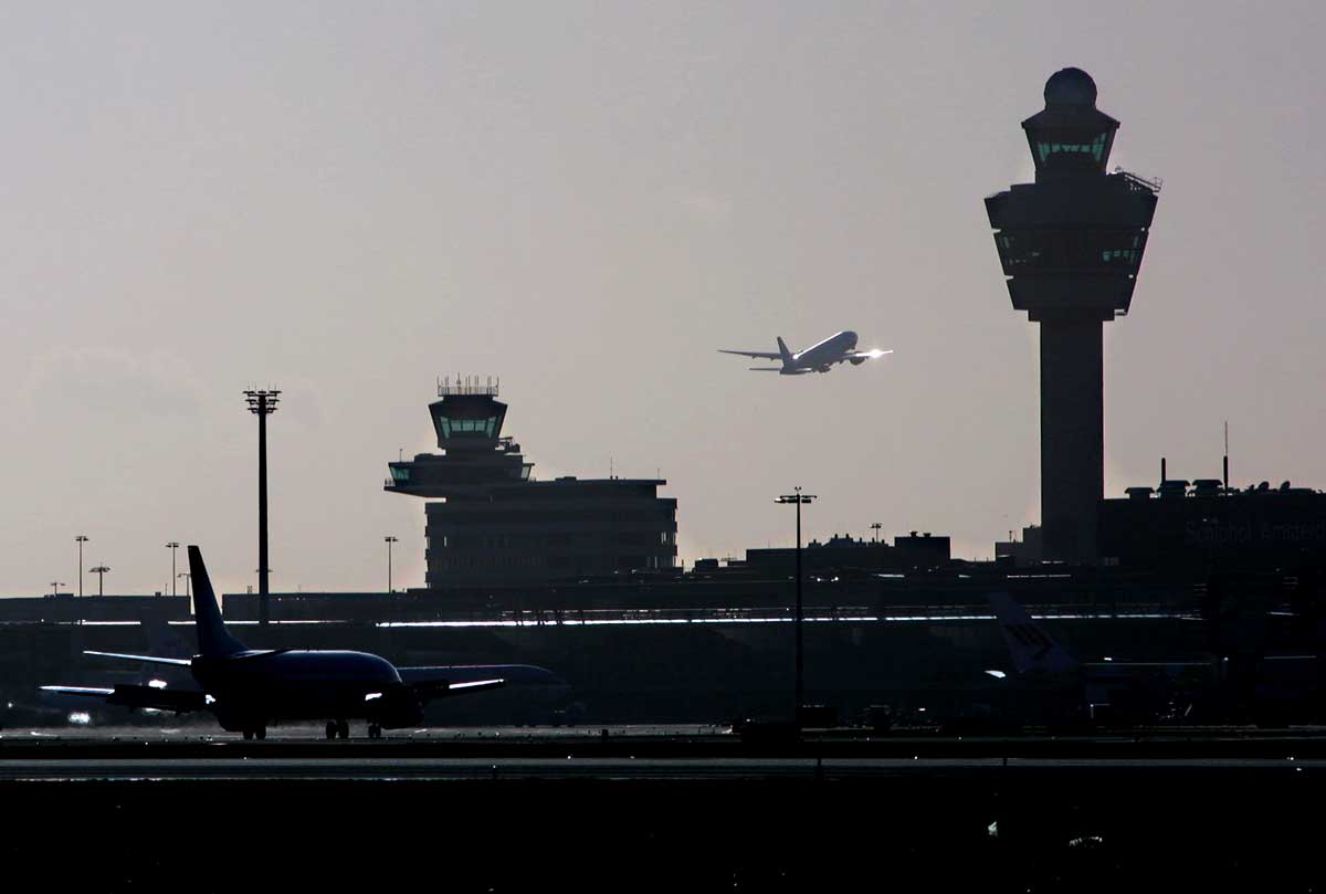 schiphol-verkeerstoren-vliegtuig