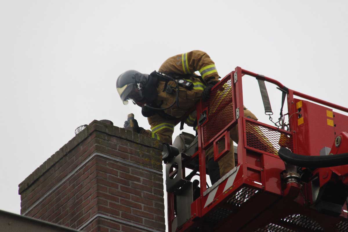 Voorbijganger waarschuwt brandweer bij zien schoorsteenbrand