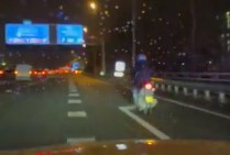 Man op scooter van snelweg gehaald in Amsterdam