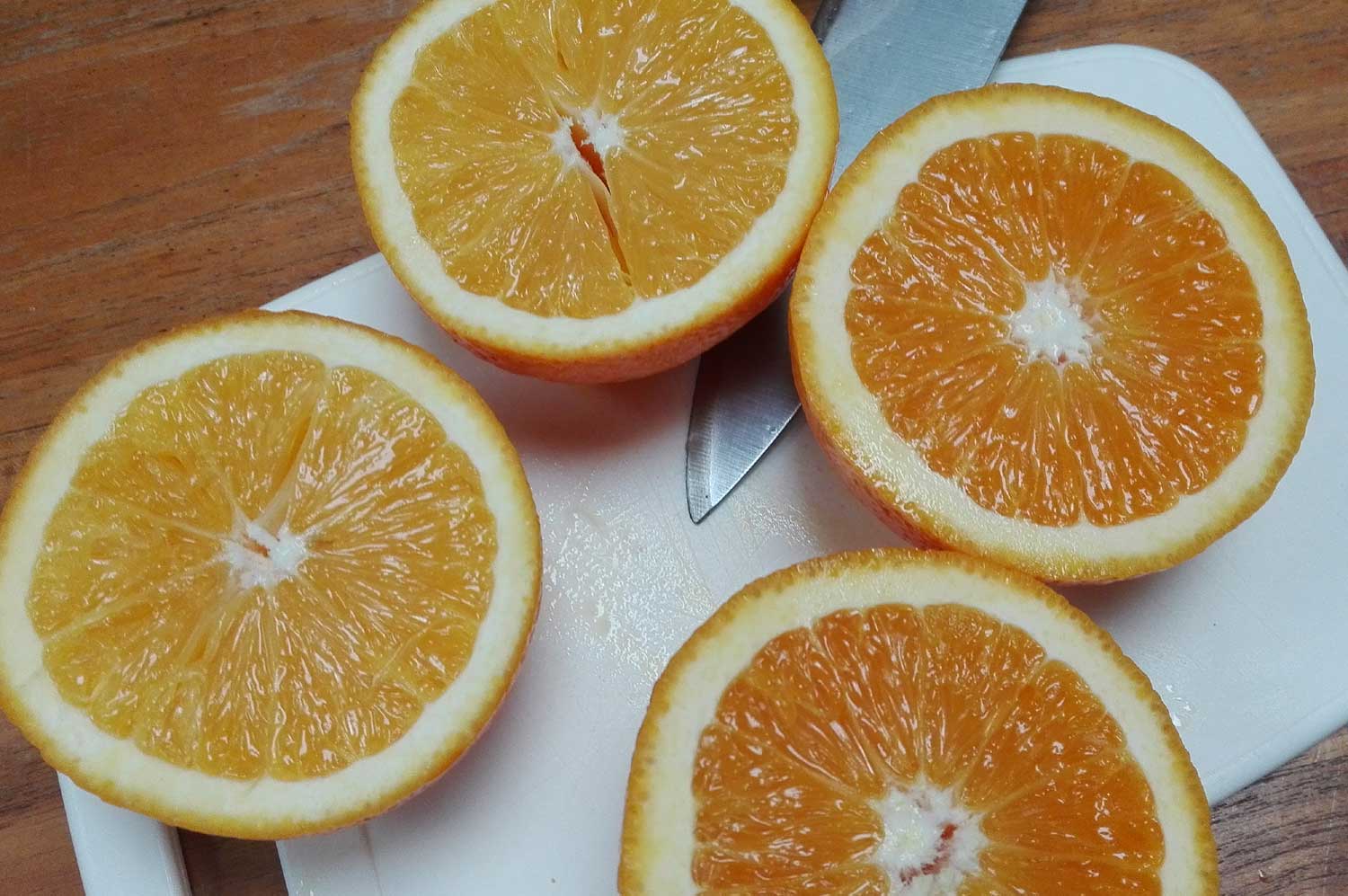 sinaasappel-mes-snijplank-fruit-vers
