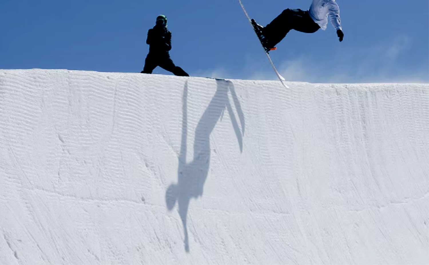 ski-halfpipe-freestyle