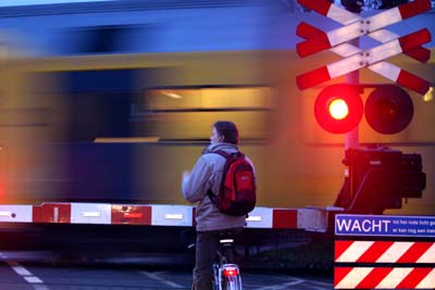 Foto van spoorwegovergang slagboom fietser trein | Archief EHF