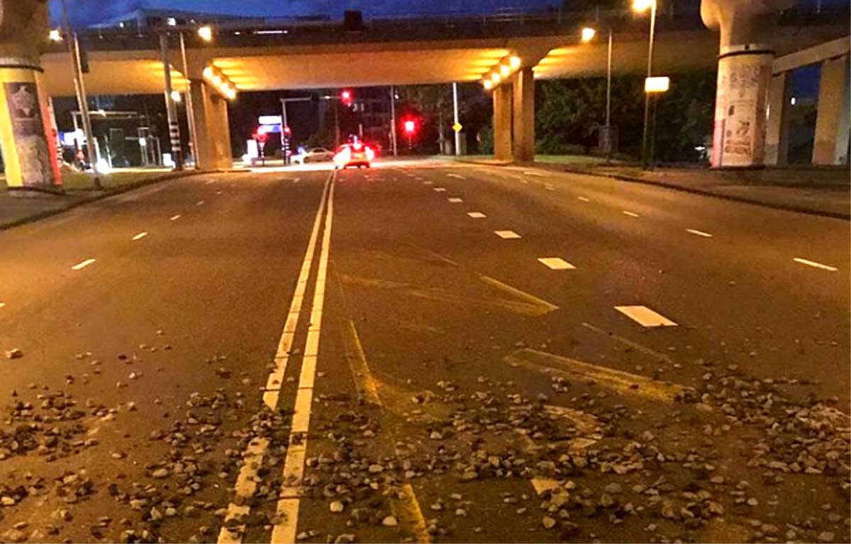 'Regen' van stenen viaduct RAI beschadigt auto