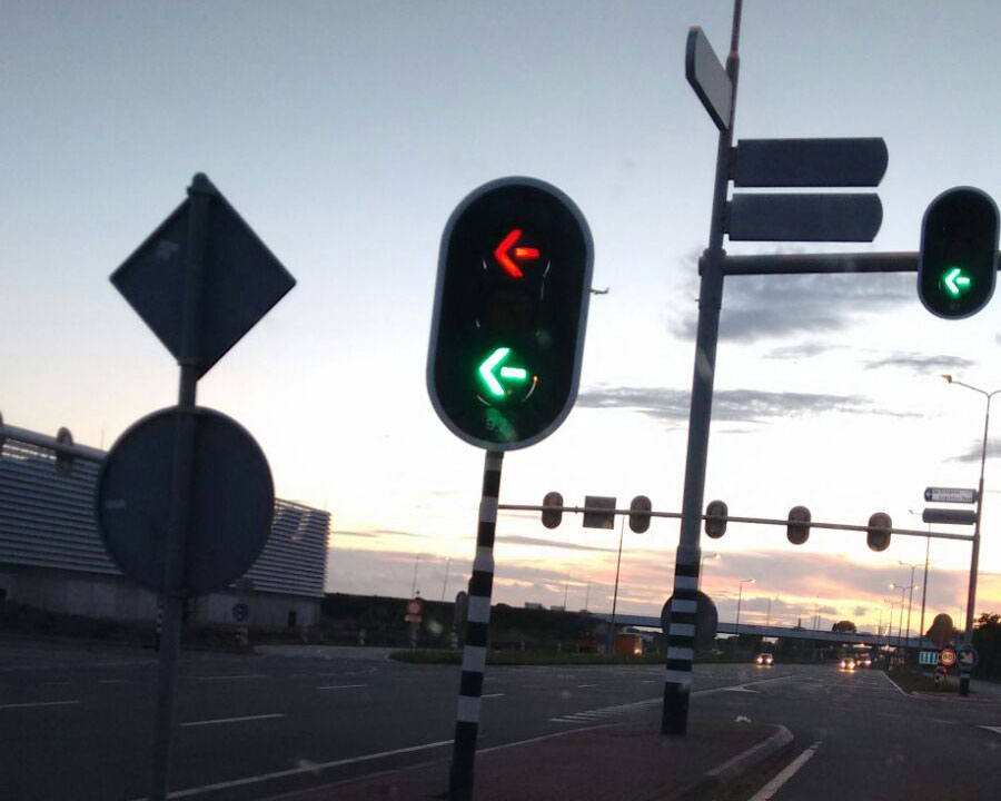 Stoplicht laat automobilisten op kruising N196 twee kleuren zien