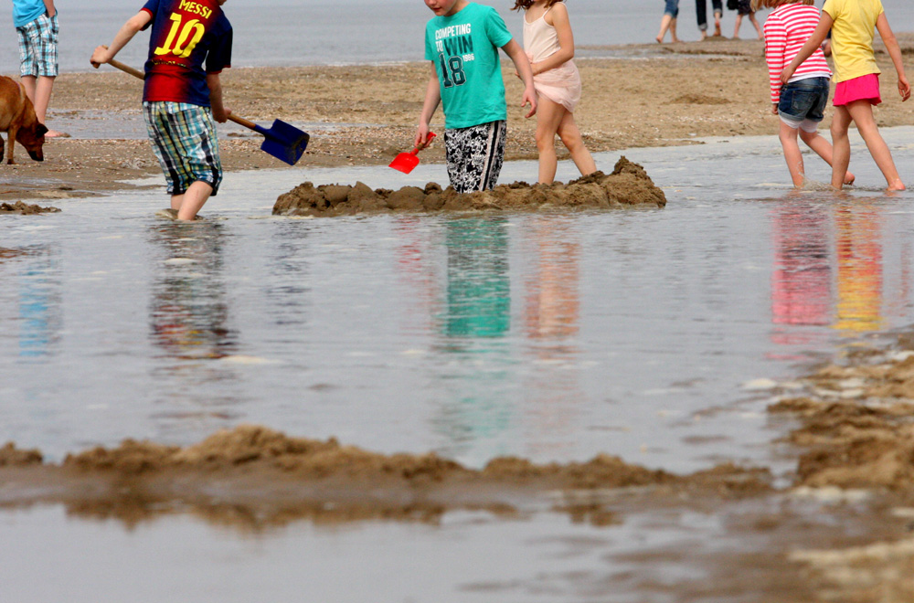 Foto van met water spelende kinderen op strand | Archief EHF