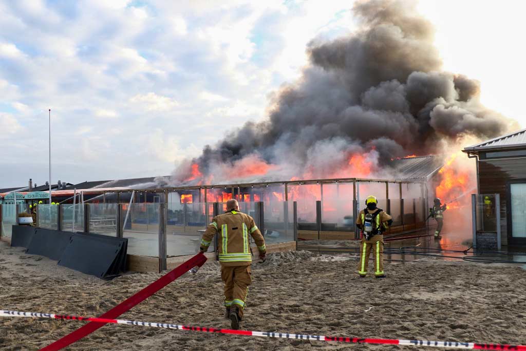 Strandtent door brand verwoest in Hoek van Holland