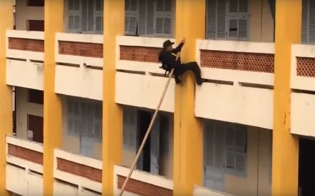 Inventief Vietnamees SWAT-team loopt razendsnel tegen muren gebouw op