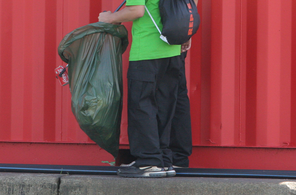 Foto van jongeren met taakstraf afval opruimen | Archief EHF