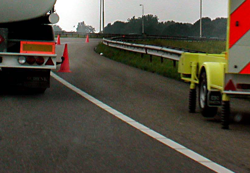  Lange file A27 door tankwagen met lekke band