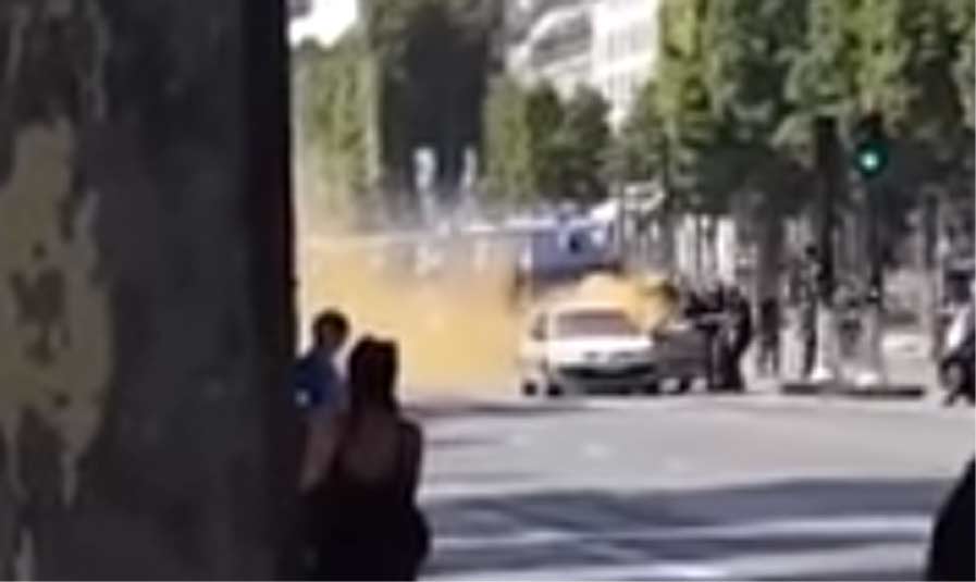 Aanslag op agenten op Champs-Élysées in Parijs