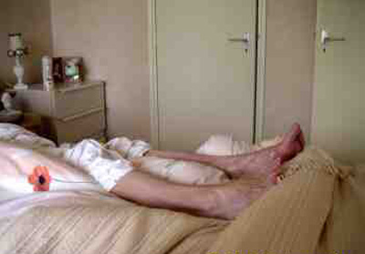 Foto van oudere patiënt thuis in bed | Archief FBF