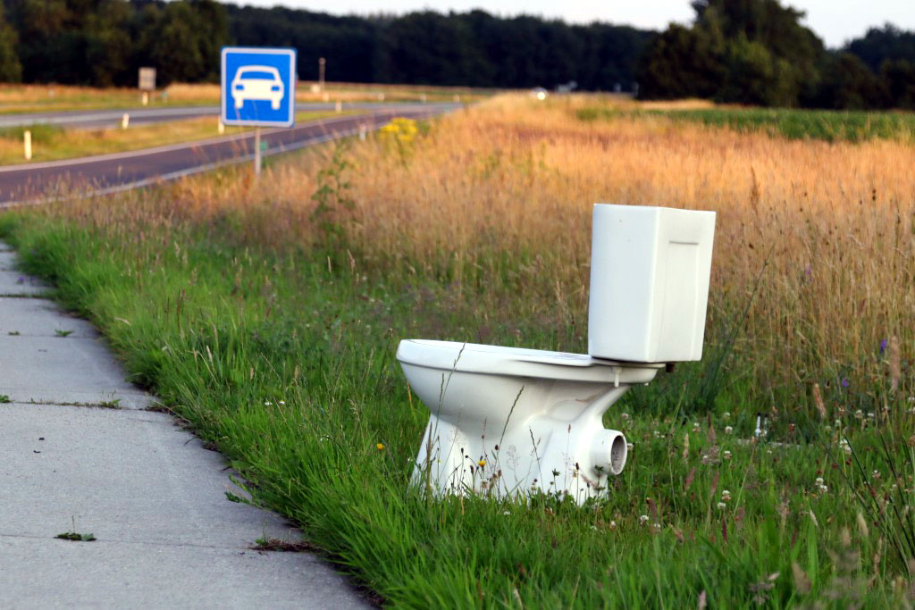 Openbaar toilet zonder enige privacy langs N34 in Drenthe