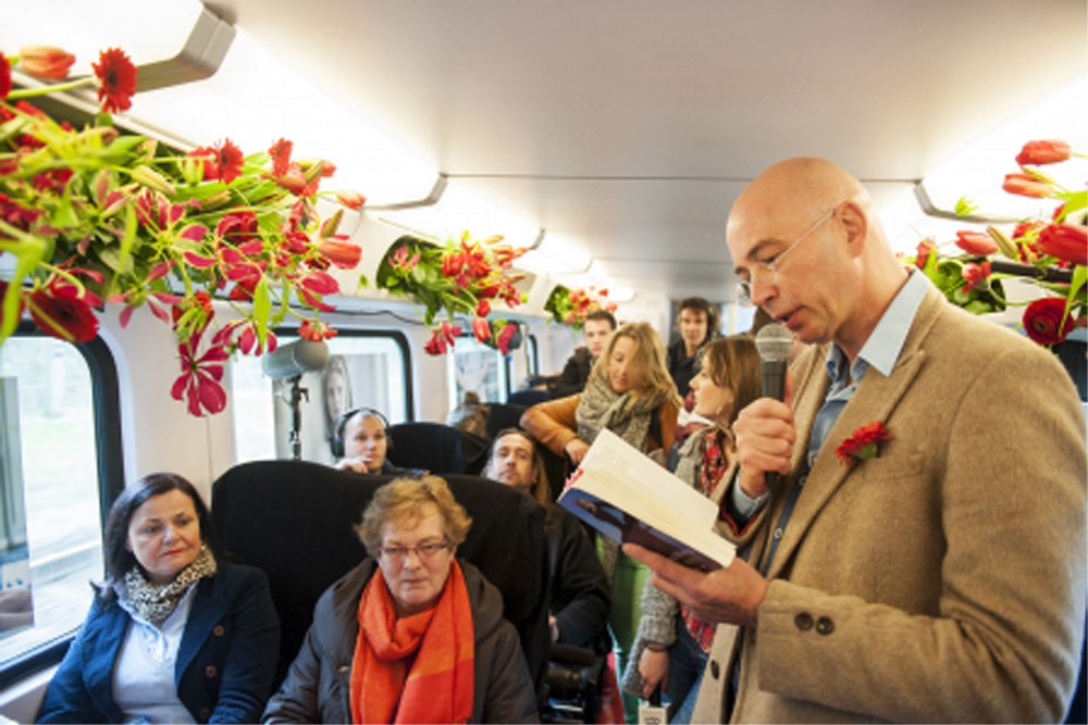 Foto van schrijver Tommy Wieringa in trein | Kees-Jan Bakker/NS