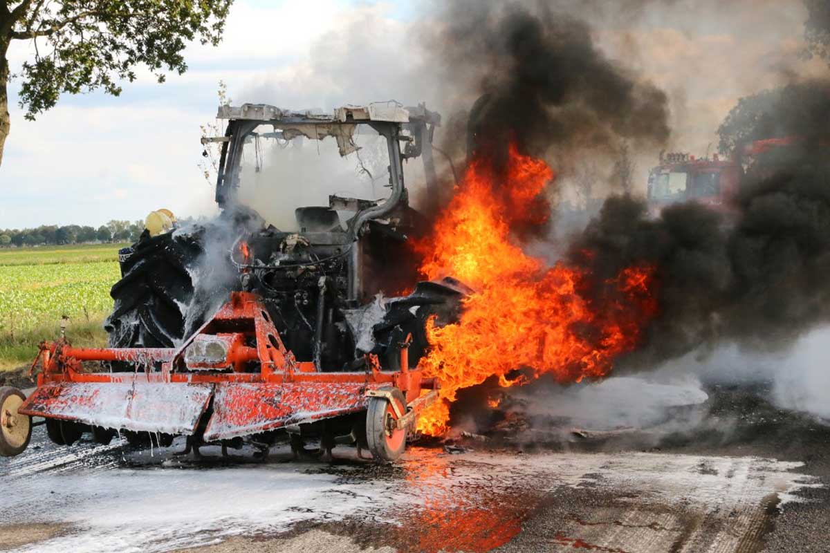Tractor compleet uitgebrand 