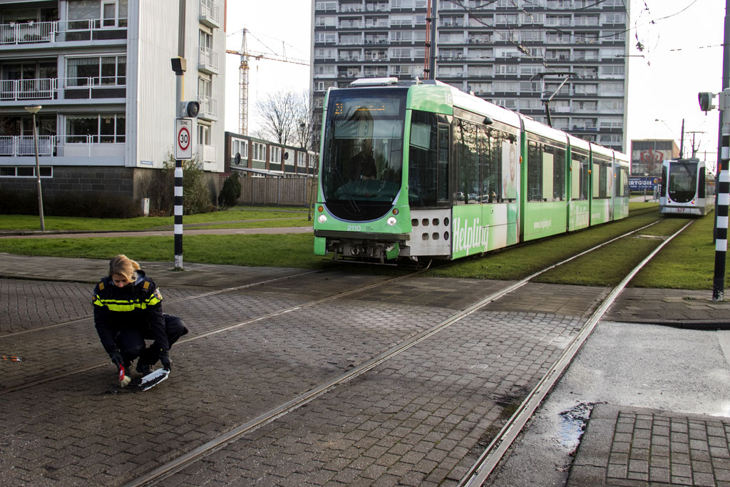 Tram en auto botsen in Schiedam