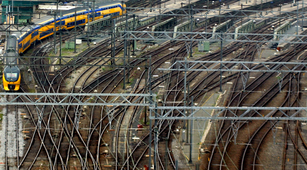 Foto van trein sporen rails station CS A'dam | Archief EHF