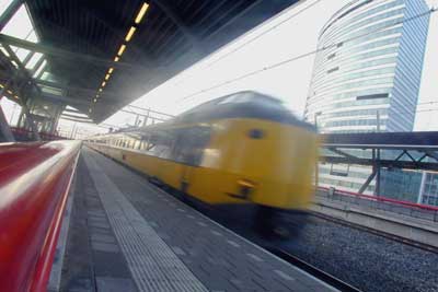 Foto van trein die doorrijdt op station | Archief EHF