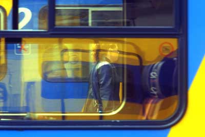 Foto van reiziger bij trein op station | Archief EHF