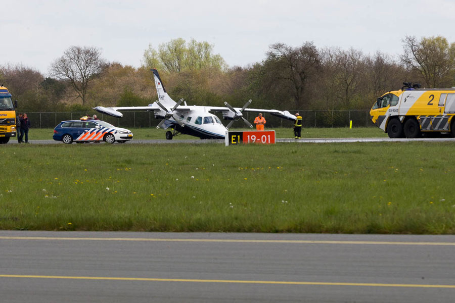 Neuswiel vliegtuig breekt af op Groningen Airport Eelde tijdens landing
