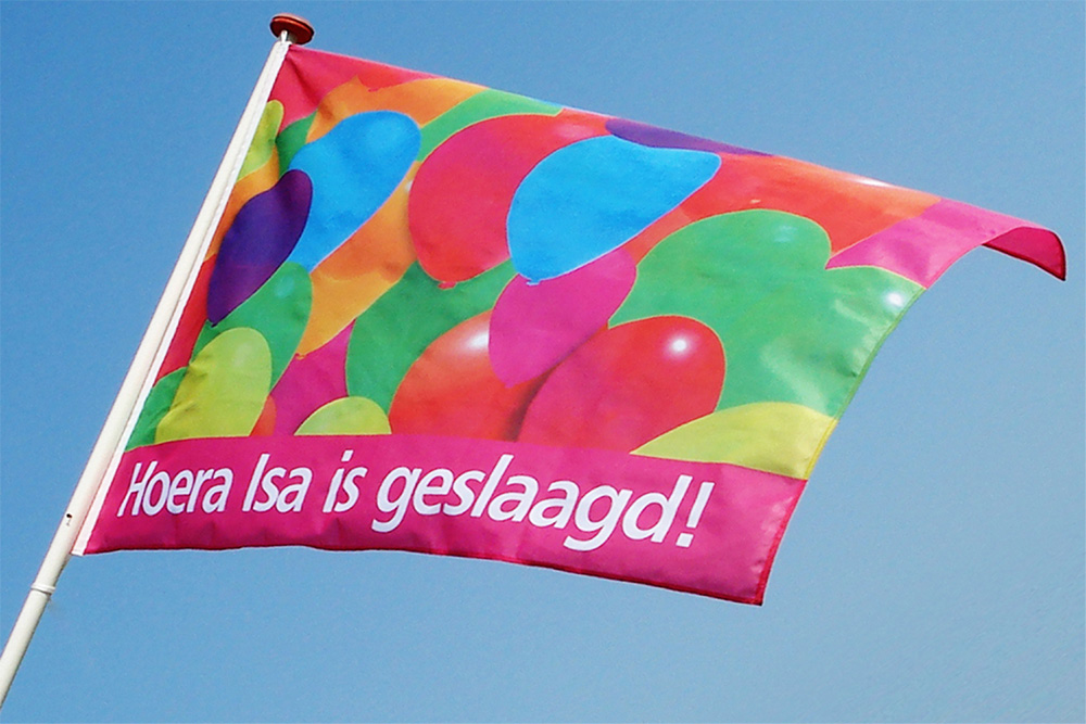 Topdrukte door 'geslaagd'-vlaggen bij Dokkumer Vlaggen Centrale
