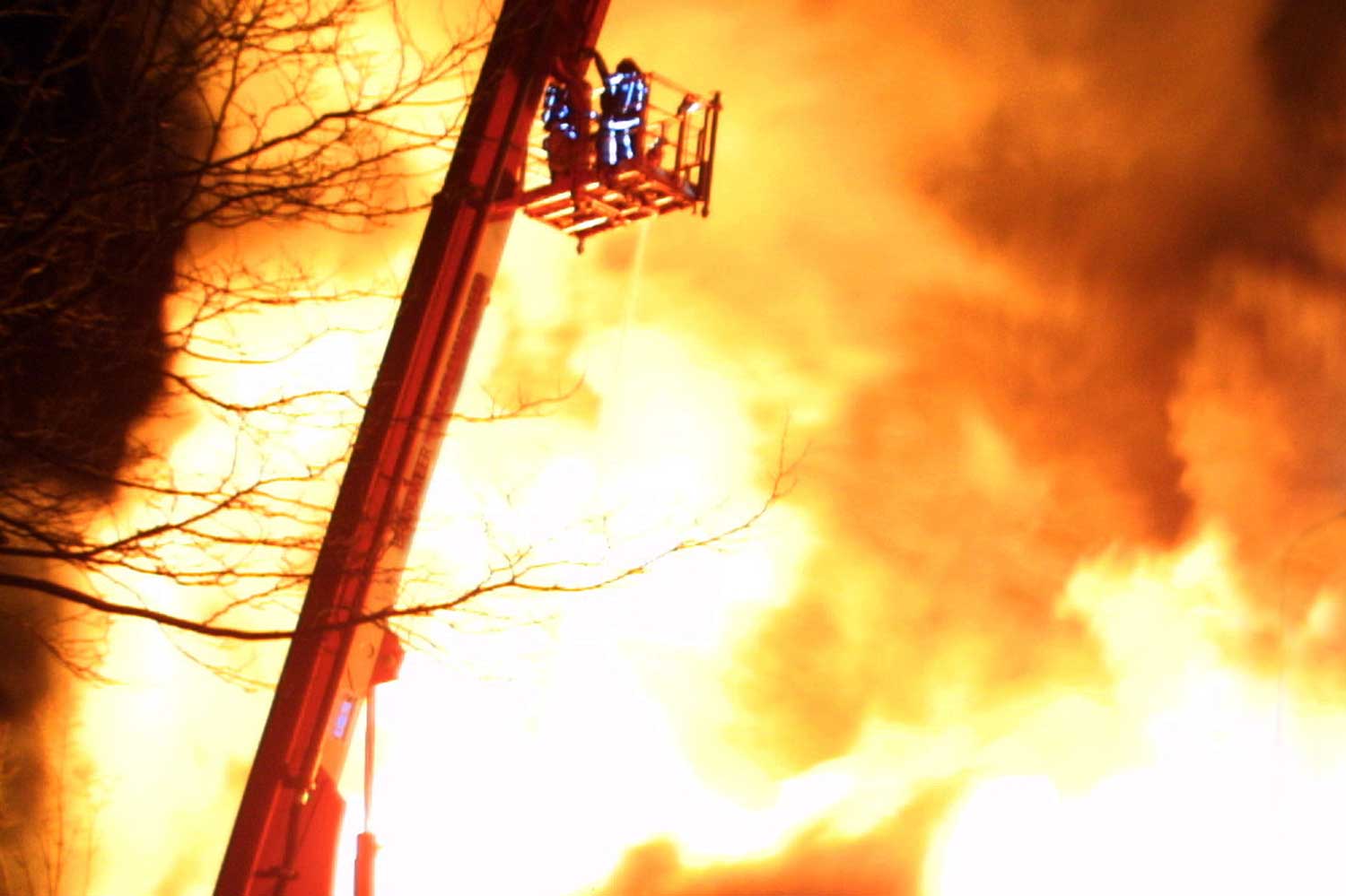 vlammen-brand-hoogwerker