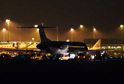 Foto van vliegtuig op donker Schiphol | Archief EHF