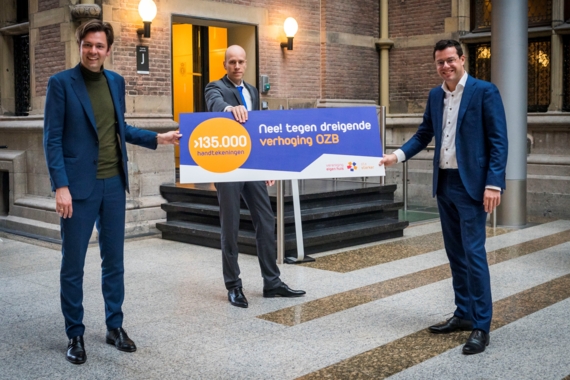 overhandiging petitie met vlnr Julius Terpstra (CDA), Daniel Koerhuis (VVD) en Karsten Klein, directeur belangenbehartiging Vereniging Eigen Huis