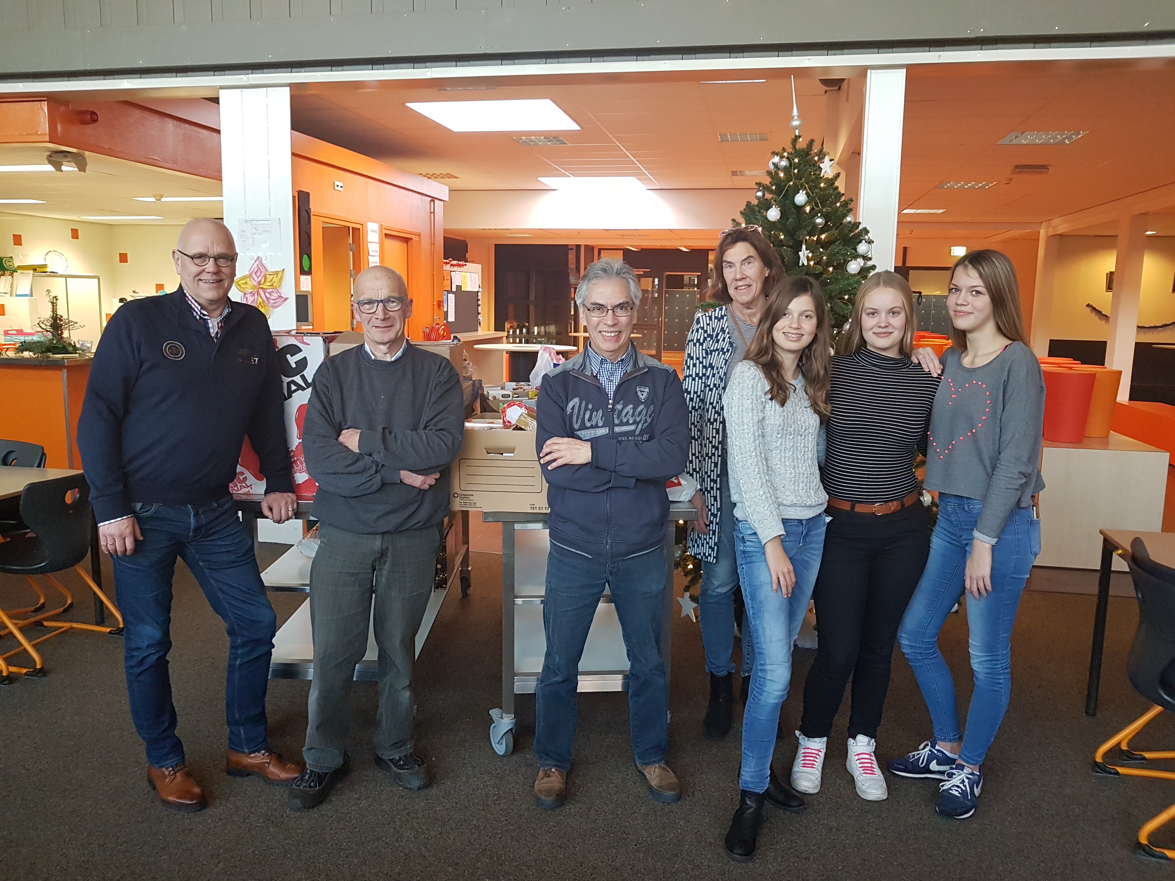 Leerlingen van het Dollard College in Woldendorp hebben een inzamelingsactie gehouden voor de Voedselbank in Appingedam.