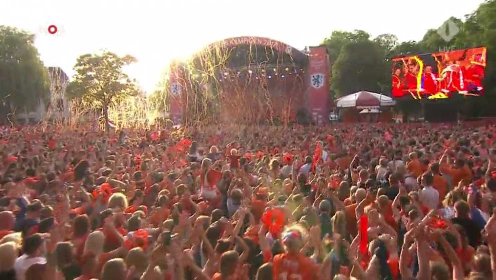 Oranje-vrouwen in Utrecht warm onthaald door Oranje-legioen
