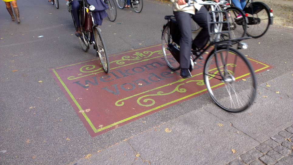 Politie Amsterdam maakt jacht op man die slachtoffers met stinkende substantie besmeurd