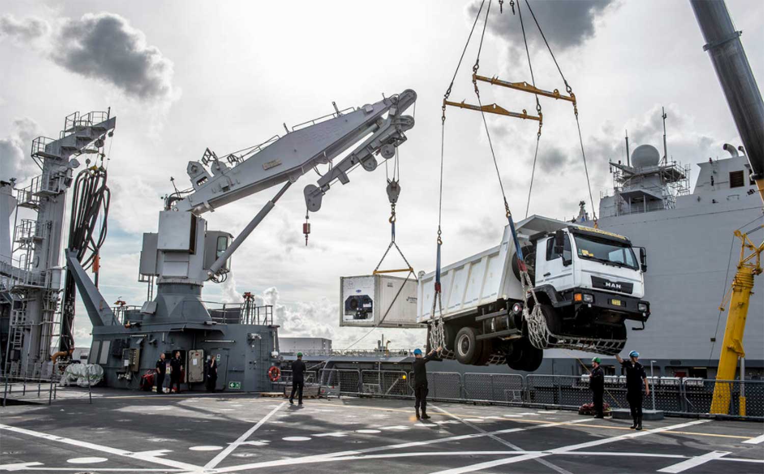 Nederland stuurt grootste marineschip vol hulpgoederen naar Caribisch gebied