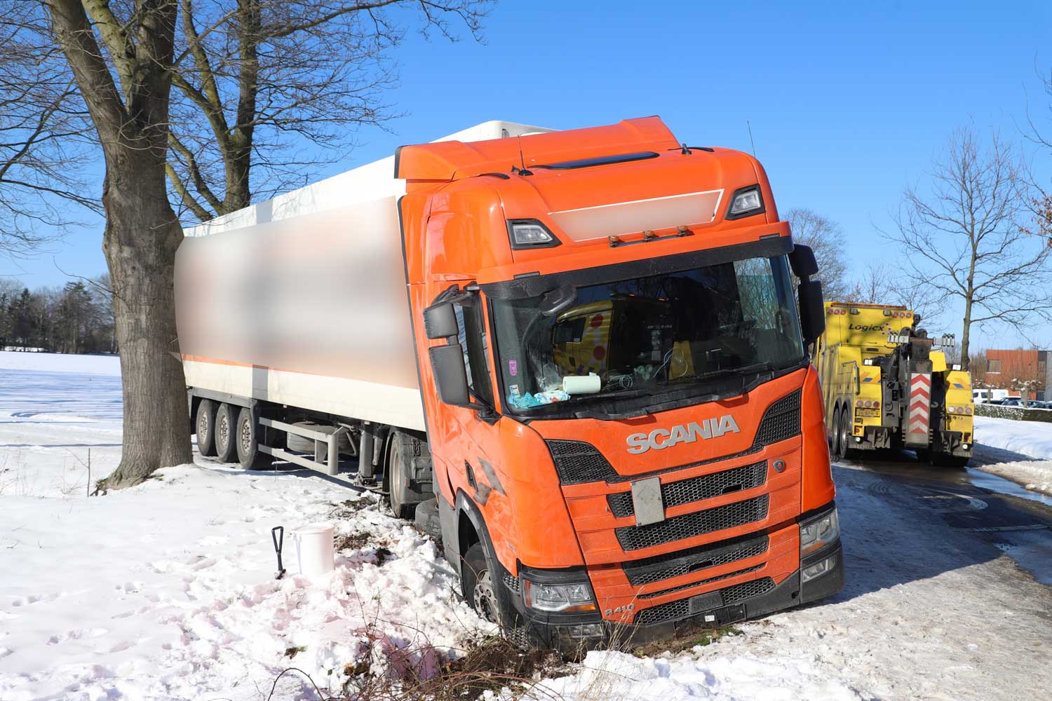 vrachtwagen-sloot-sneeuw