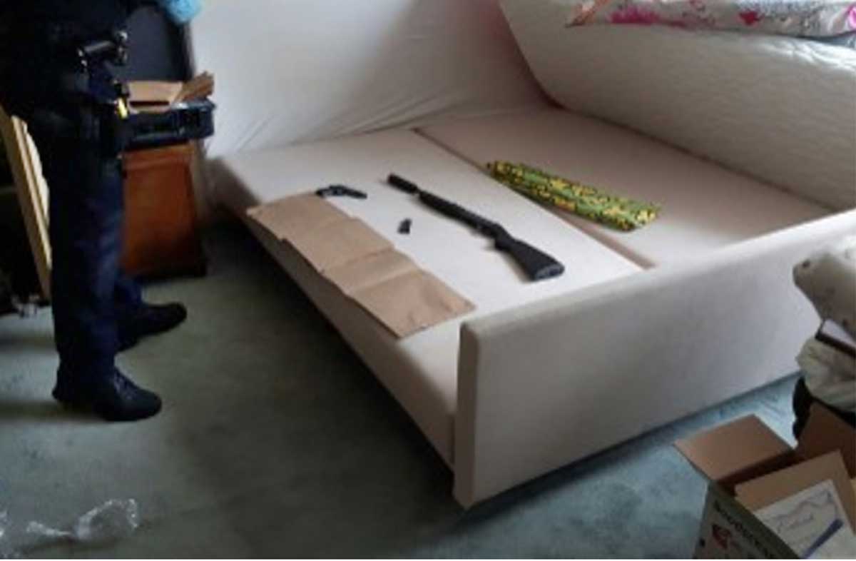 Witwassende manegehouder sliep met geweer en geluiddemper onder matras