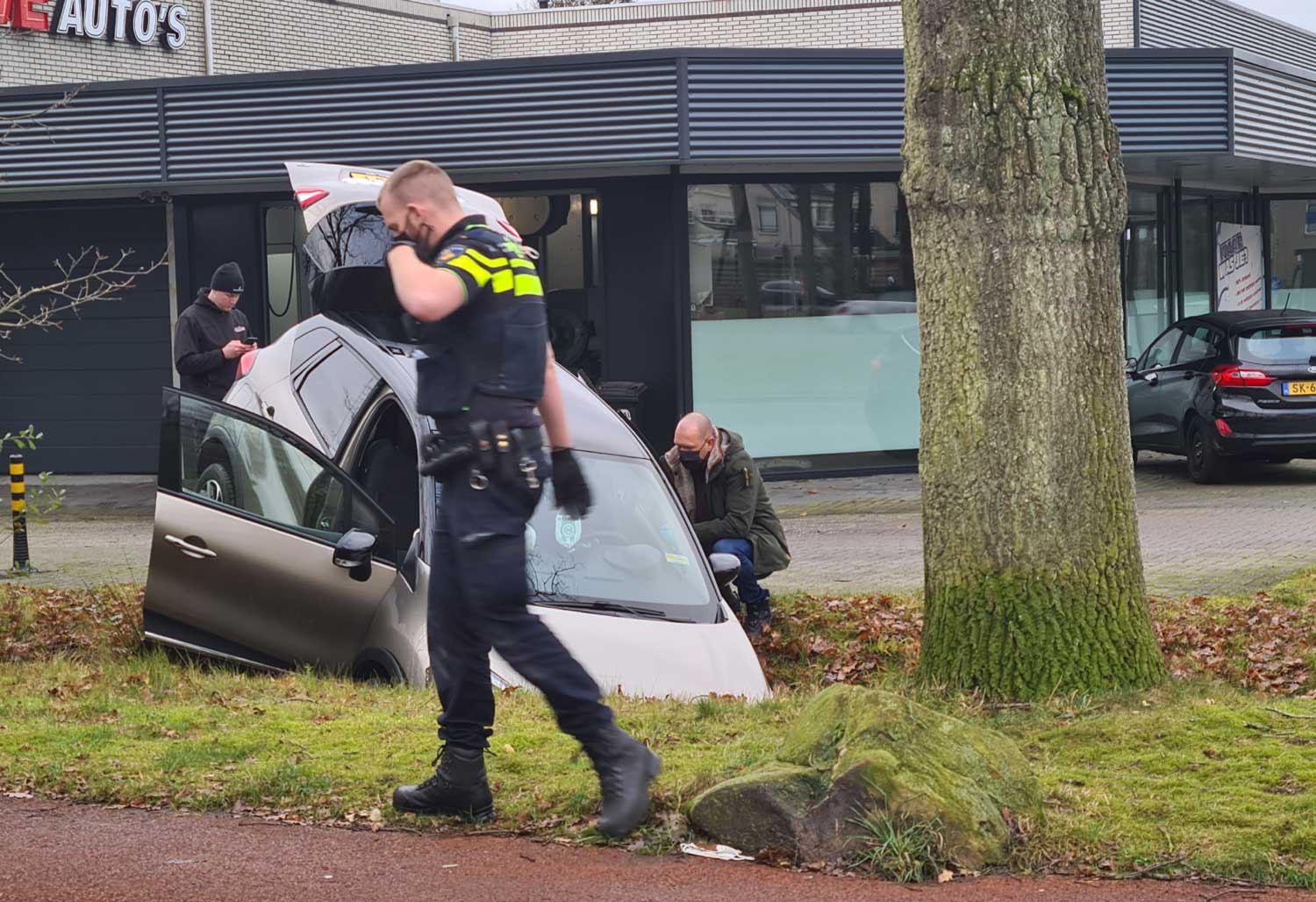 wasstraat-auto-sloot