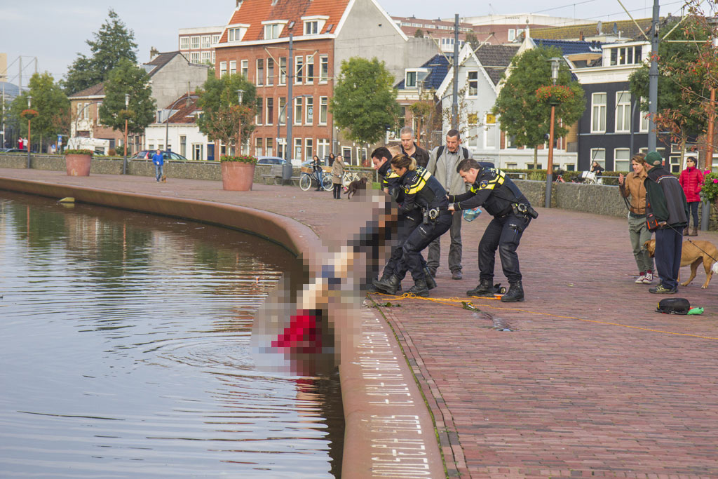 Politieagenten hebben maandagmiddag een te water geraakte man in de Overschiesestraat in Schiedam uit het water gered. 