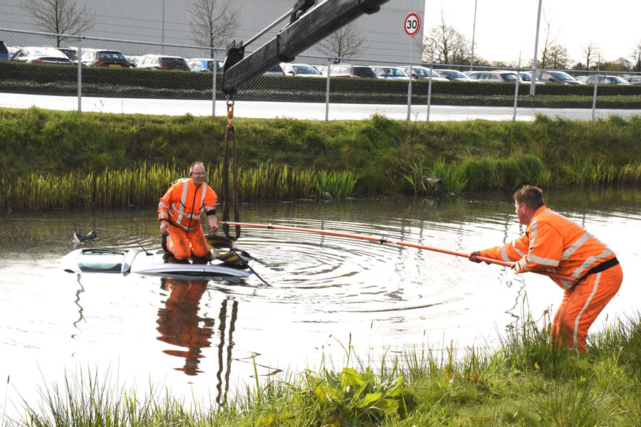 Hengelen naar collega bij auto te water