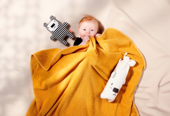 Foto van kind onder fleece deken