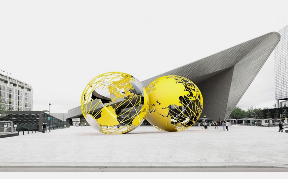 Kunstwerk van 2 gouden wereldbollen voor CS Rotterdam