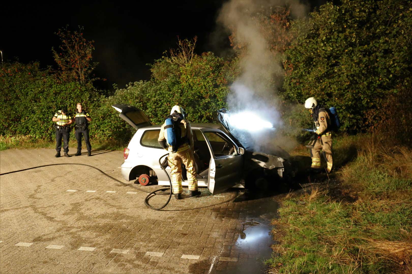 Brandweer blust auto zonder wielen in Rolde