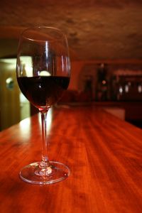 Foto van glaswijn op bar | SXC