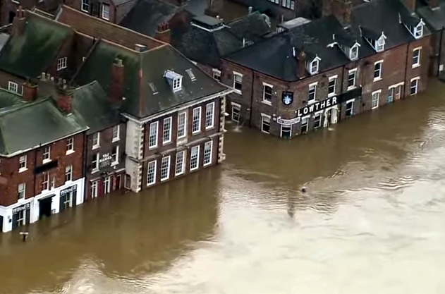 Overstroomde huizen in Engeland geplunderd